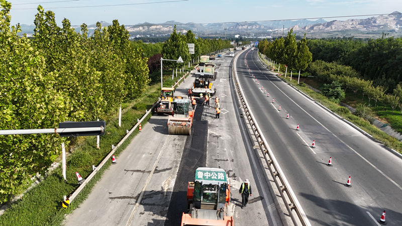 油層攤鋪現(xiàn)場(chǎng)3_副本 油層攤鋪現(xiàn)場(chǎng)3_副本