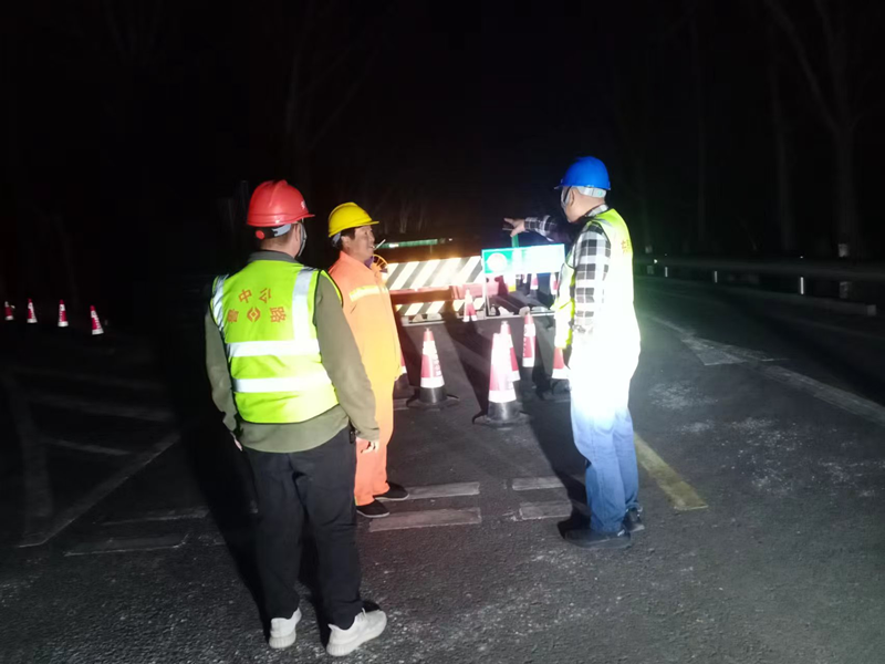 【一提三?！縎232張魯線博山區(qū)王家莊至沂源縣草埠段修復(fù)養(yǎng)護(hù)工程夜間巡視不松懈