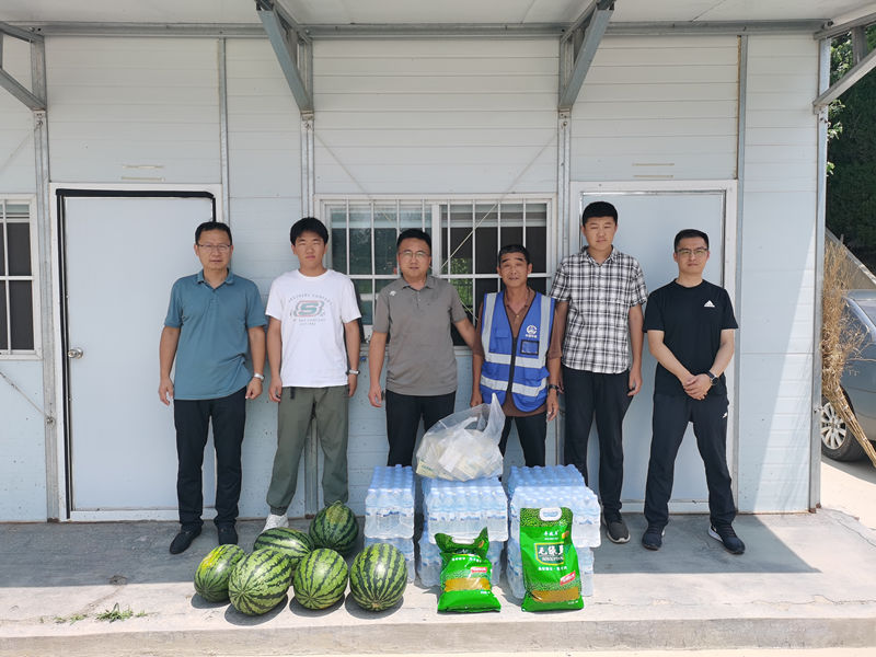 公司開展“夏日送清涼”施工一線慰問活動(dòng)