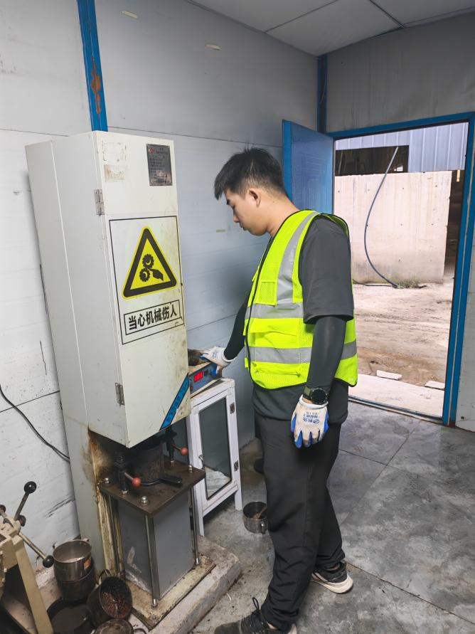 高青拌合站全力以赴供料飛源化工公司廠區(qū)路面鋪設工程