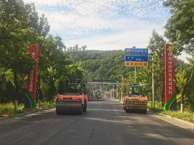 S231張臺(tái)線松仙嶺隧道全幅上面層攤鋪