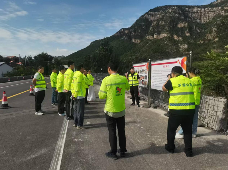 沂源公路事業(yè)服務中心蒞臨S231張臺線參觀指導附屬施工