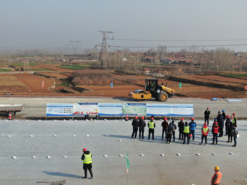 青蘭萊泰改擴(kuò)建工程總監(jiān)辦組織觀摩路面基層施工
