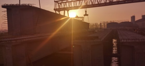 第二工程公司G2項(xiàng)目晝夜奮戰(zhàn)，膠新鐵路橋順利架通