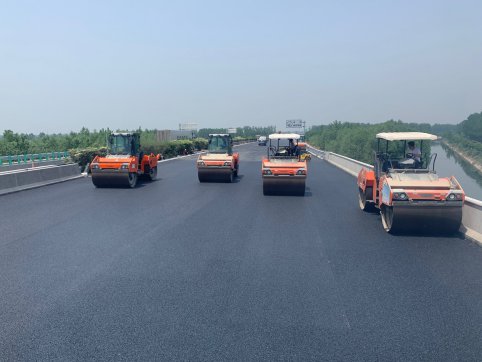 第二工程公司G2項目左幅中面層全部鋪設(shè)完成