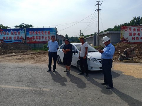 第二工程公司李莊鎮(zhèn)工業(yè)園路景觀綠化工程施工進(jìn)行時