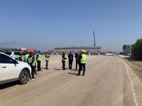 五一我在崗、慰問暖人心——公司領(lǐng)導(dǎo)慰問一線施工人員