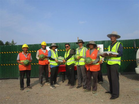 第二工程公司第二項(xiàng)目部組織“講關(guān)懷、送清涼”活動(dòng)