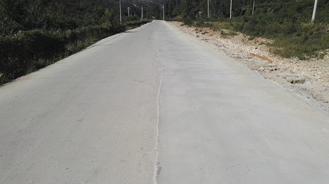 老路和新路的接茬處形成了清晰的“三八線”