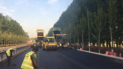 G206中修工程瀝青上面層首次攤鋪順利進(jìn)行