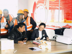 青蘭項目部與工行聯(lián)合為農(nóng)民工開卡送“福”