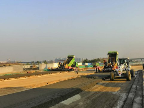 水穩(wěn)攤鋪紀(jì)實(shí)