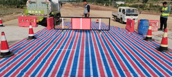 新寧高速項目開展路面防污專項行動
