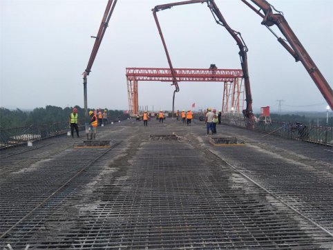 興隆莊特大橋第10聯(lián)右幅第1、2孔現(xiàn)澆箱梁順利完成澆筑