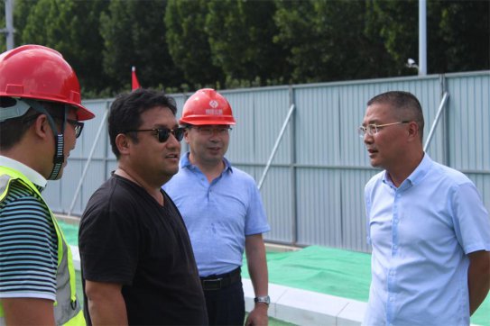 淄博市城建重點(diǎn)工程指揮部領(lǐng)導(dǎo)蒞臨魯中公路聯(lián)通路提升改造工地走訪(fǎng)慰問(wèn)送清涼