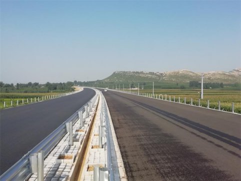 風(fēng)雨中我們負(fù)重前行