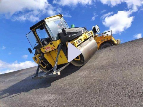 瀝青攤鋪，從國外引進(jìn)的技術(shù)，國內(nèi)最高汽車高速曲面跑道