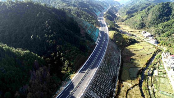 公路人-瀝青澆筑的青春