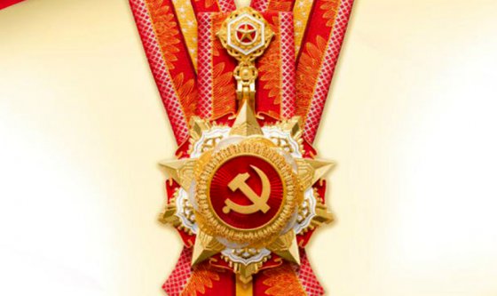 黨旗在一線飄揚，黨徽依然閃耀