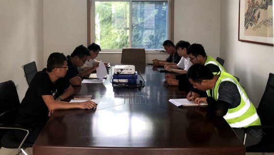 第三工程公司博山區(qū)沿河?xùn)|路白塔段建設(shè)項(xiàng)目水穩(wěn)攤鋪工作展開(kāi)