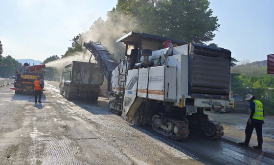 【抓作風 創(chuàng)效益】新工藝、新起點——瓏山路西段罩面順利完工