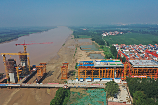 沾化至臨淄高速公路成功開展國(guó)內(nèi)首次帶橋面板全斷面頂推施工