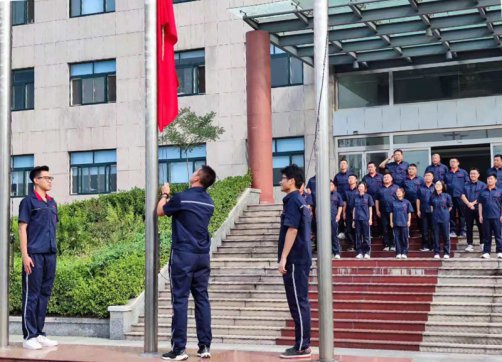 【抓作風(fēng) 創(chuàng)效益】第三工程公司舉行紀(jì)念中國(guó)人民抗日戰(zhàn)爭(zhēng)暨世界反法西斯戰(zhàn)爭(zhēng)勝利76周年升國(guó)旗儀式