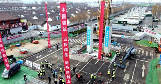 再提速！淄博市城市快速路網(wǎng)一期工程四標(biāo)段寶山路項(xiàng)目首根預(yù)制立柱吊裝完成