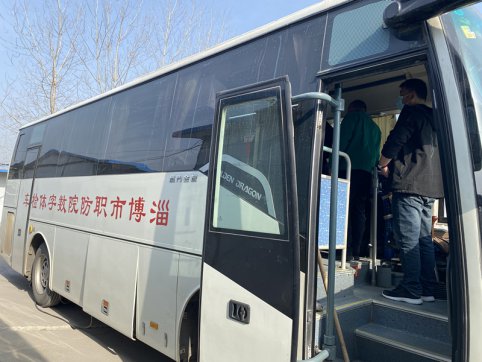 溫馨大巴進項目，體檢關愛暖人心