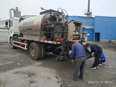 機(jī)械化施工公司對(duì)各類(lèi)機(jī)械設(shè)備進(jìn)行全面檢修保養(yǎng)