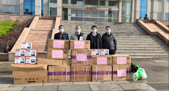 市政工程公司為淄川區(qū)交通局贈送防疫物資